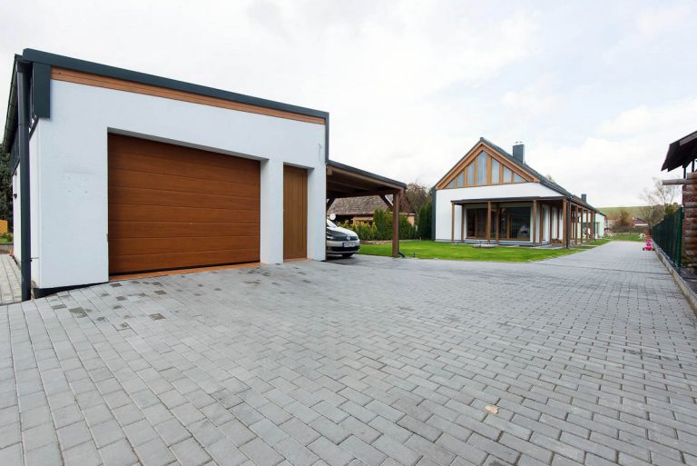 Celkový pohľad na pozemok. Zľava samostatná garáž s prístreškom, dom č.1, garáž + dom č.2. Spoločná komunikácia obidvoch RD.