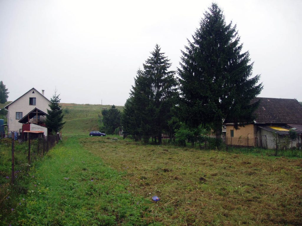 Foto z obhliadky budúcej stavebnej parcely. Pohľad z východu. Obhliadky potencionálnej stavebnej parcely sa uskutočnili ešte pred ich kúpou. Klient mal záujem o odborné vedenie celého stavebného procesu už od prvých fáz vstupu architekta do klientského zámeru – výber parcely.