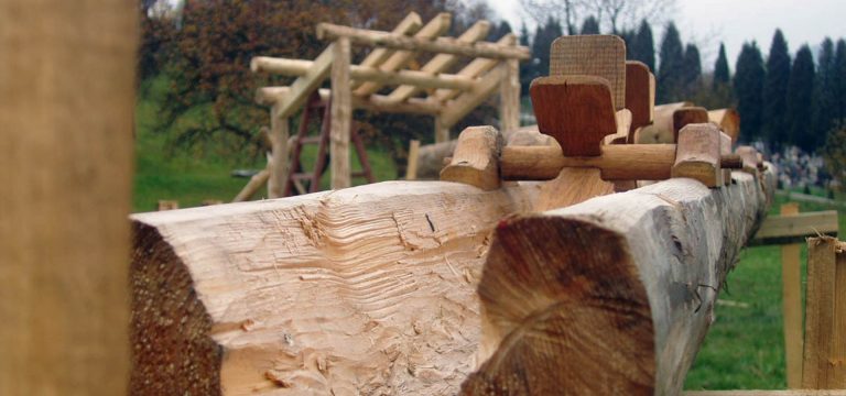 Systém kladiek pre vodné hry malých návštevníkov. Kladky sú napojené na ručnú pumpu. Obsahujú systém kladiek a variabilných žľabov, ktoré je nutné zapojiť do správneho poradia a sklonu, tak aby voda prechádzala systémom mlynov.