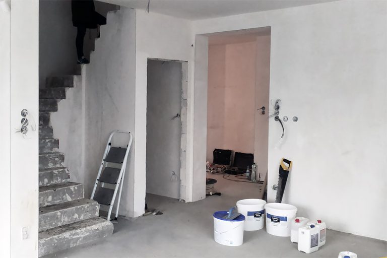 Jestvujúci komunikačný priestor so schodiskom.