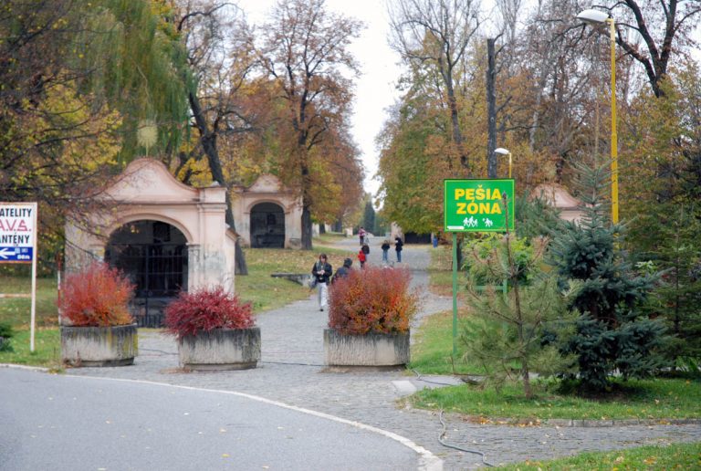 Jestvujúci stav. Pohľad od Festivalového námestia smerom na začiatok krížovej cesty, ktorá sa nachádza v tesnej blízkosti amfiteatra, z jeho severnej strany.