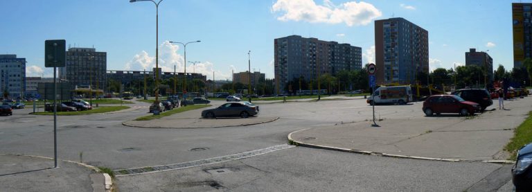 Jestvujúci stav. Pohľad na Festivalové námestie, ktorého centrum je v súčasnosti dopravná križovatka (parkoviská) a otočisko električiek mestského významu.