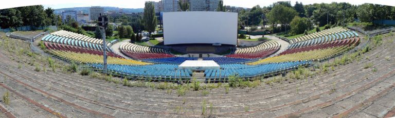 Jestvujúci stav. Pohľad z najvyššie položeného miesta v hľadisku na premietaciu plochu, javisko, amfiteater a v panoráme na celé Festivalové námestie a pridruženú mestskú časť.
