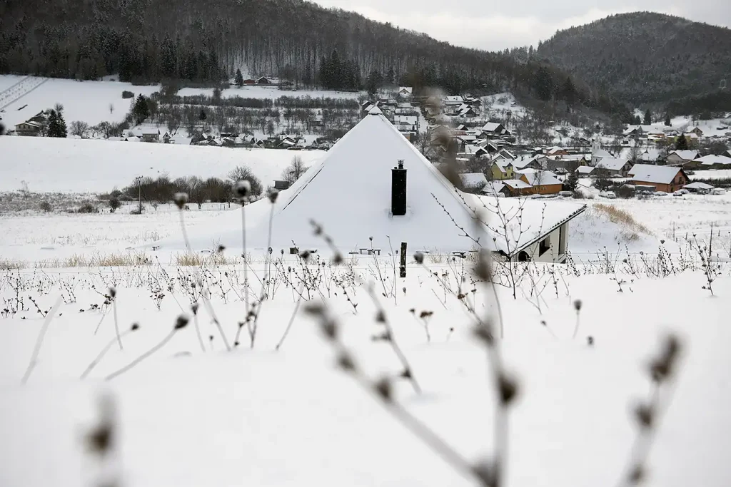 Zasnežený pohľad na severozápadnú strechu domu