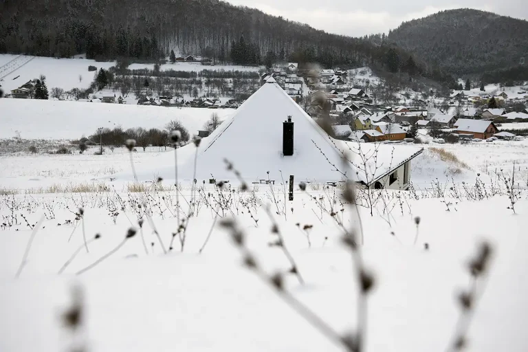 Zasnežený pohľad na severozápadnú strechu domu