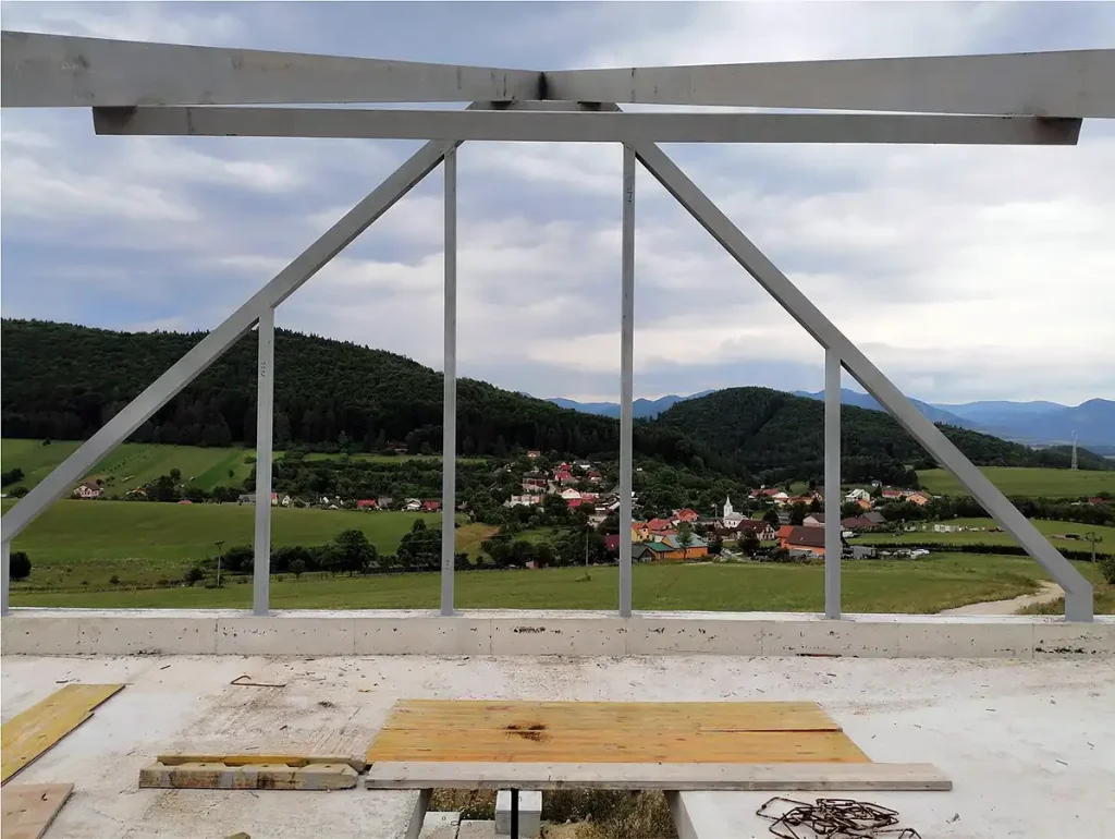Realizácia oceľovej konštrukcie podkrovia. Výhľad do dediny smerom na východ