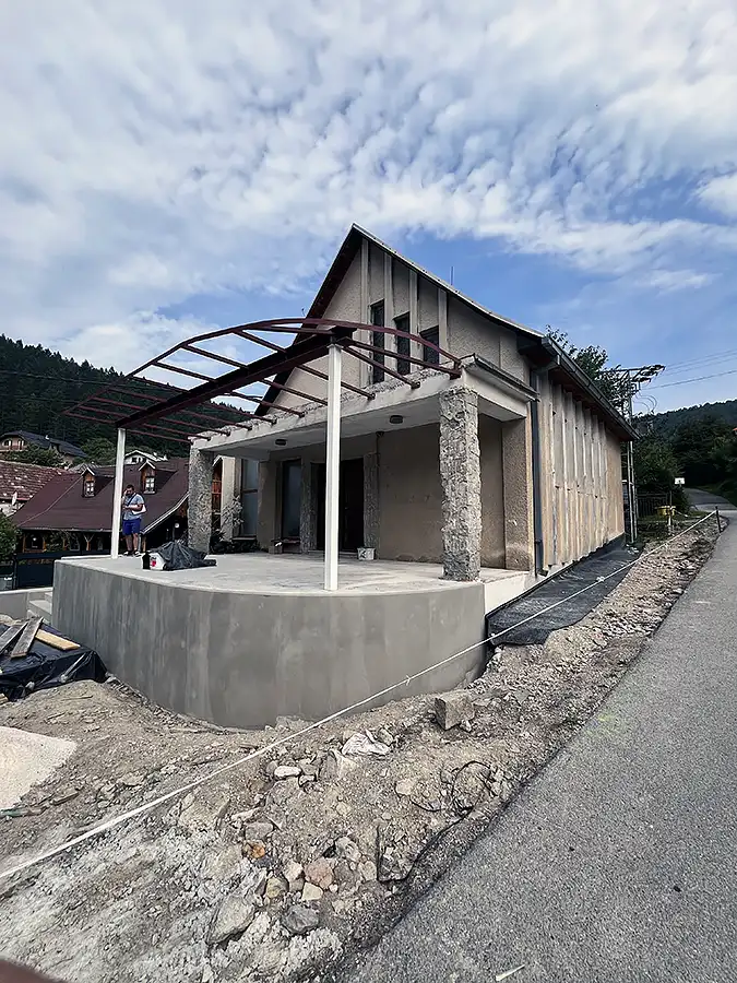 Začistenie oblúkového javiska cementobetónovým poterom