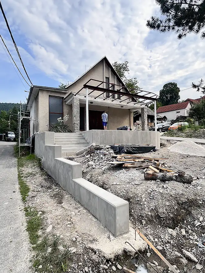 Realizácia nového schodiska a oporného múru, realizácia subtilného prestrešenia