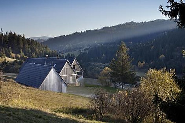 A.LT Architekti, Ing. arch. Peter Lacko, Ing. arch. Filip Tittelbach. Rodinná usadlosť v Oravskej Jasenici - pohľad 2